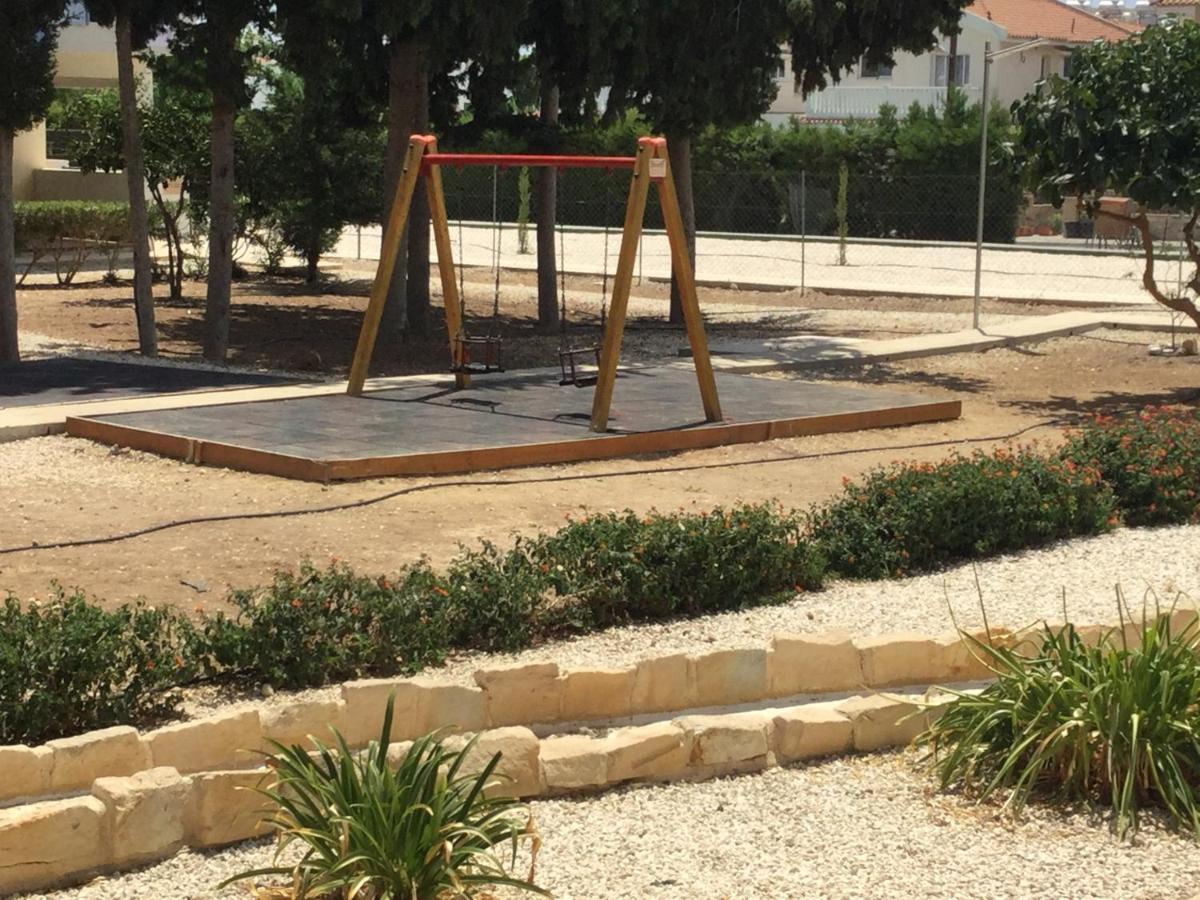 Poolside 2 Bedroom Apt, Paphos Riviera, Universal Area מראה חיצוני תמונה