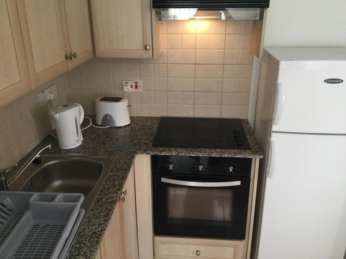 Poolside 2 Bedroom Apt, Paphos Riviera, Universal Area מראה חיצוני תמונה