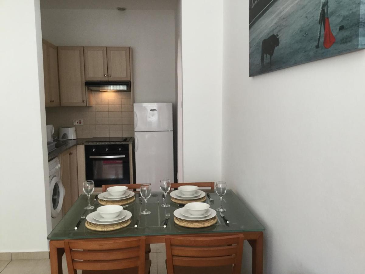 Poolside 2 Bedroom Apt, Paphos Riviera, Universal Area מראה חיצוני תמונה
